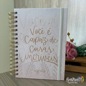 Agenda Permanente - Momentos Folhas Internas Papel Offset 75g. 1 Dia por Página - 358 páginas Impressão Colorida. Capa com Laminação. Wire-o. Bolso Plástico e Fechamento com Elástico.