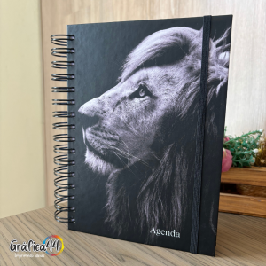 Agenda Básica Permanente Folhas Internas Papel Offset 75g. 15 x 21 cm - 1 dia por página Impressão Colorida. Capa com Laminação. wire-o Bolso Plástico Transparente e Fechamento com Elástico.