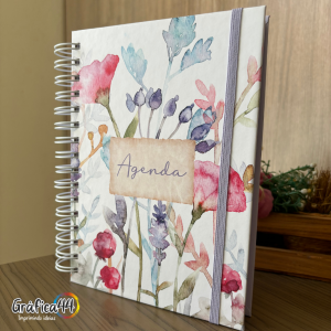 Agenda Floral Rosa - Permanente Folhas Internas Papel Offset 75g. 15 x 21 cm - 1 dia por página Impressão Colorida. Capa com Laminação. wire-o Bolso de Papel Duplo e Fechamento com Elástico.