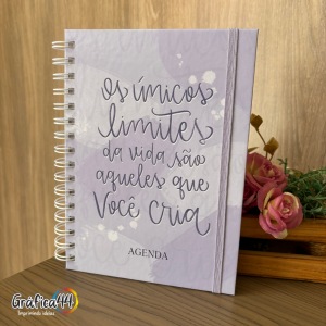 Agenda Permanente - Momentos Folhas Internas Papel Offset 75g. 2 Dias por Página - 226 páginas Impressão Colorida. Capa com Laminação. Wire-o. Bolso Plástico e Fechamento com Elástico.