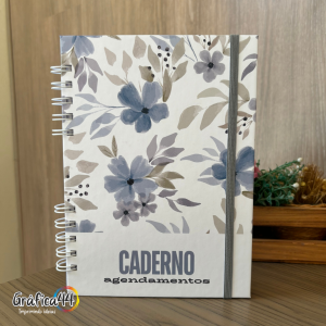 Caderno de Agendamentos Folhas Internas Papel Offset 75g. 15 x 21 cm - 200 páginas Impressão colorida Wire-o Capa dura com laminação Bolso plástico transparente e fechamento com elástico