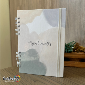 Caderno de Agendamentos Folhas Internas Papel Offset 75g. 15 x 21 cm - 200 páginas Impressão Colorida Capa dura com laminação Wire-o Bolso plástico transparente e fechamento com elástico