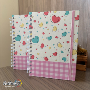 Caderno Coração Folhas Internas Papel Offset 75g. 15 x 21 cm - 100 folhas 4x4 - Colorido Frente e Verso Capa com Laminação. Wire-o. 