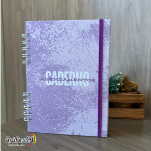 Caderno de Agendamentos Folhas Internas Papel Offset 75g. 15 x 21 cm - 200 páginas Impressão colorida Wire-o Capa dura com laminação Bolso plástico transparente e fechamento com elástico