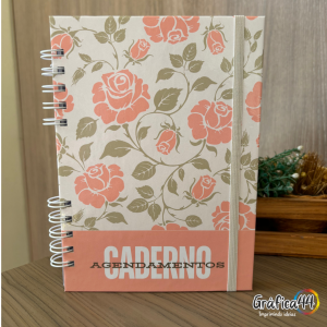 Caderno de Agendamentos Folhas Internas Papel Offset 75g. 15 x 21 cm - 200 páginas Impressão Colorida. Capa dura com Laminação. wire-o Bolso Plástico Transparente e Fechamento com Elástico