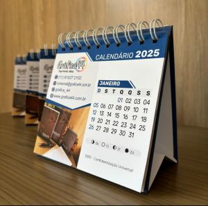 Calendário de Mesa Comercial 2025 Papel Fosco 240g 13.5x13.5 cm Impressão Colorida Base rígida com laminação - Dobrável Encadernação Wire-o 