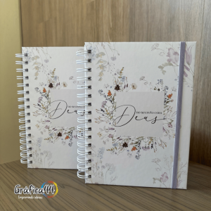 Caderno Devocional Meu Secreto com Deus Folhas Internas Papel Offset 75g. 15 x 21 cm - 244 páginas Impressão Colorida. Capa com Laminação. Wire-o. Fechamento com Elástico.