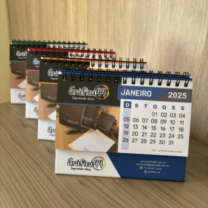 Calendário de Mesa Corporativo 2025 Folhas Internas Papel Offset 240g. 14 x 20 cm - 26 páginas Impressão Colorida. Base Rígida (não dobra) com Laminação. Encadernação Wire-o. 