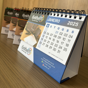 Calendário de Mesa Corporativo 2025 Folhas Internas Papel Offset 240g - Medida: 11.5x20 cm 15.5 x 20 cm - 26 páginas Impressão Colorida. Base Rígida (não dobra) com Laminação. Encadernação Wire-o. 