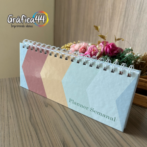 Desk Planner Semanal Folhas Internas Papel Offset 90g. 10 x 25 cm - 52 semanas Impressão Colorida. Capa com Laminação. Wire-o. 